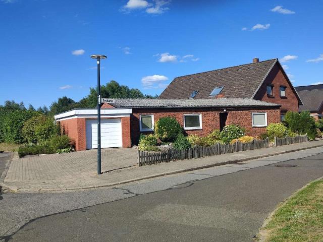 Bungalow in ruhiger Kanallage mit Garage und großem Potenzial