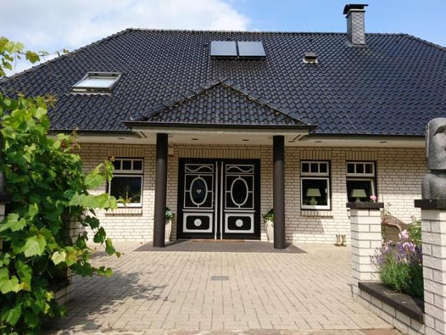 Bungalow incl. 2. Gebäude mit 3 Garagen Provisionsfrei