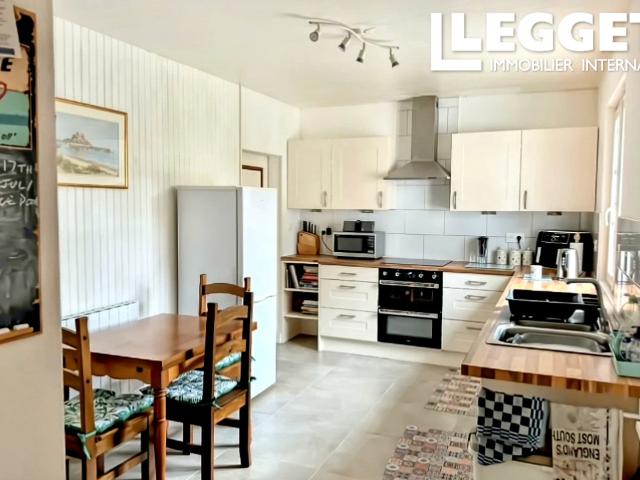 SOUS OFFRE Bungalow individuel, 4 chambres, grand jardin. Situé dans un village, à proximité des commerces