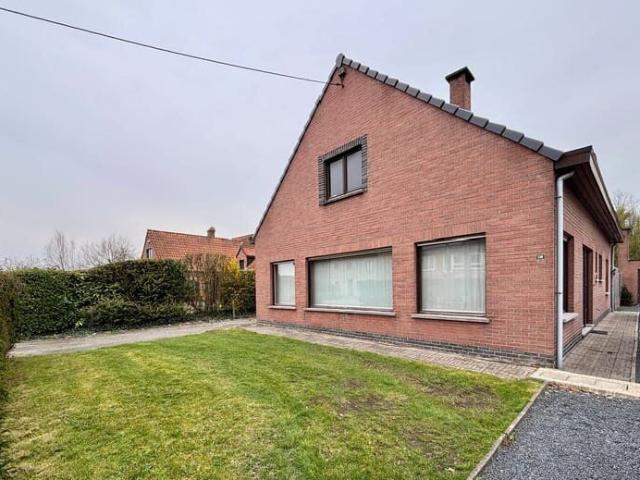Bungalow met garage, tuin en opritten