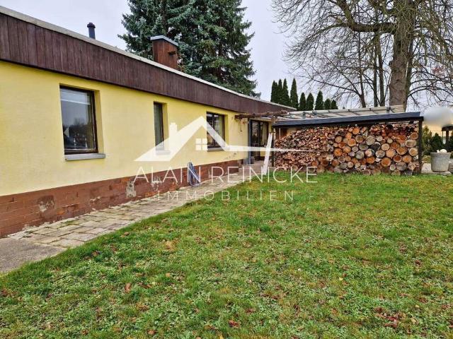 Bungalow mit 4 großen Garagen