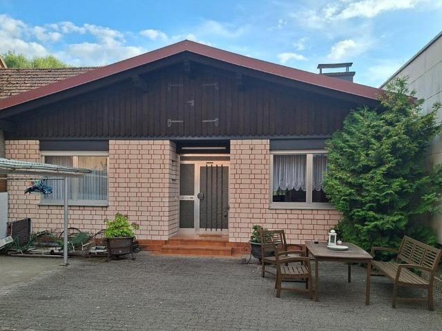 Bungalow mit angrenzendem Garten und 3 Familienhaus vermietet