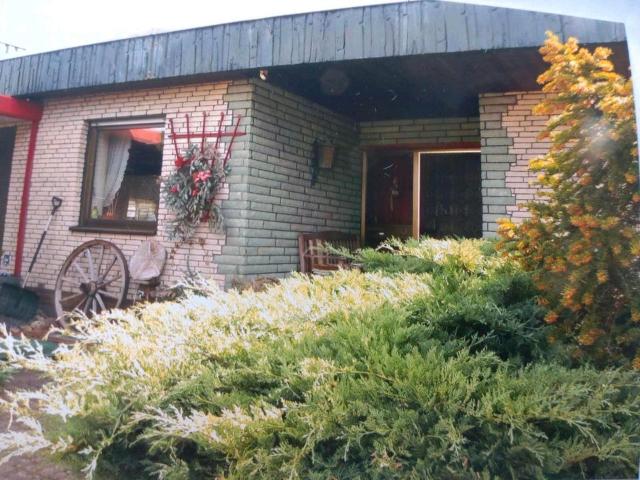Bungalow mit Betriebshallen