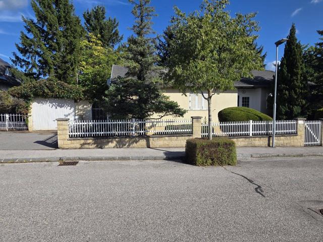 Bungalow mit Garage und großem Garten in Badener Grünruhelage!