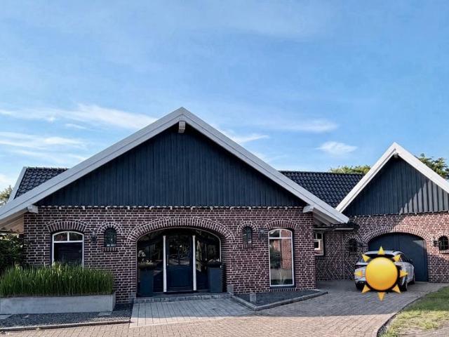 Bungalow mit Designer Garten & exklusivem Gartenhaus