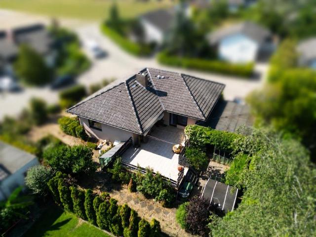 Bungalow mit Einliegerwohnung und Schwimmbad