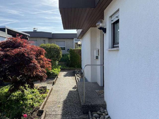 Bungalow mit Einliegerwohnung, einer Garage und zwei Stellplätzen