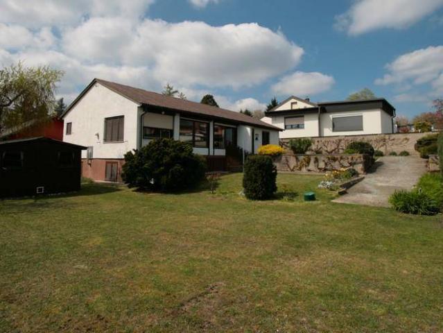 Bungalow mit Seeblick, Pool, Doppelgarage, teilunterkellert, auf großem Eckgrundstück