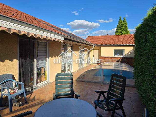 Bungalow mit Pool und viel Komfort