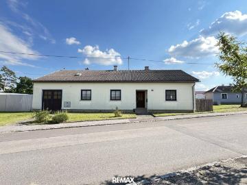 Bungalow mit zentral begehbaren Räumen & Garage