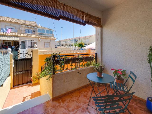 Bungalow planta baja en esquina en Aguas Nuevas