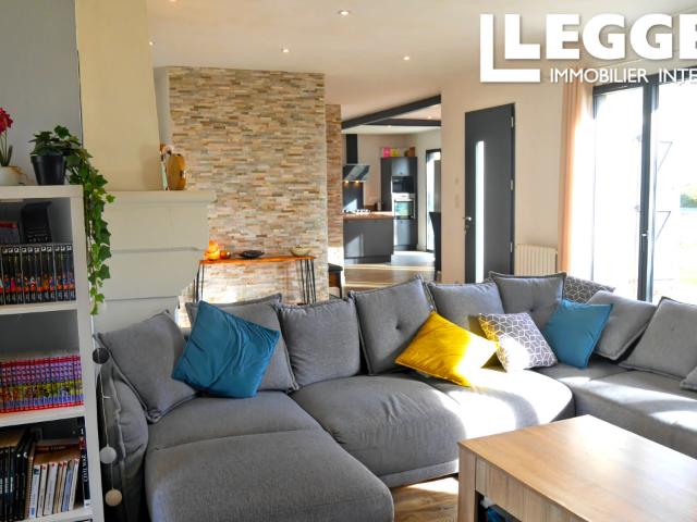 Bungalow rénové à la périphérie d'un bourg, avec grange, grand jardin et accès facile aux commodités