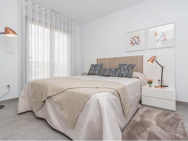 BUNGALOWS DE 3 DORMITORIOS 2 BAÑOS, PISCINA COMUNITARIA EN PRECIOSO URBANIZACIÓN DE TORREVIEJA