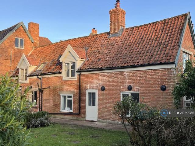 Bungay Road, Beccles, NR34 3 bed semi detached house to rent £1,750 pcm £404 pw