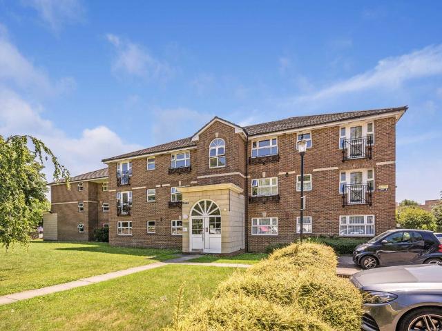 Bunns Lane, Mill Hill NW7, 2 bed flat to rent, £1,650 pcm | PrimeLocation