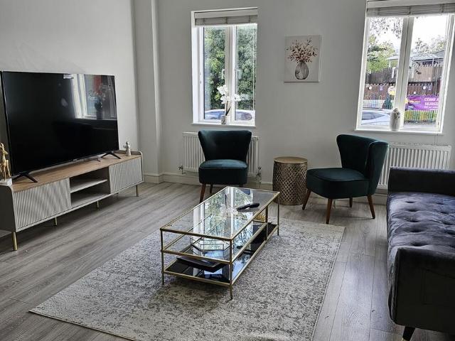 Bunns Lane NW7, 2 bed flat to rent, £1,999 pcm | PrimeLocation