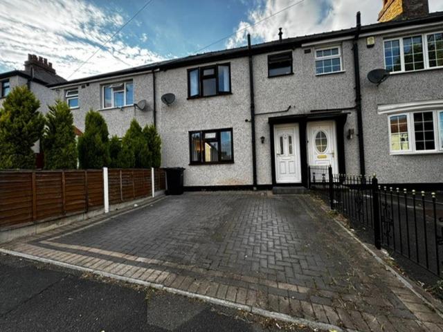 Bunns Lane, Dudley, DY2 7RG 3 bed terraced house to rent £1,195 pcm £276 pw
