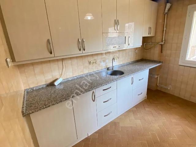 Buca Menderes Mah. Erdem Caddesi Yakını Cadde Üstü Kiralık Daire