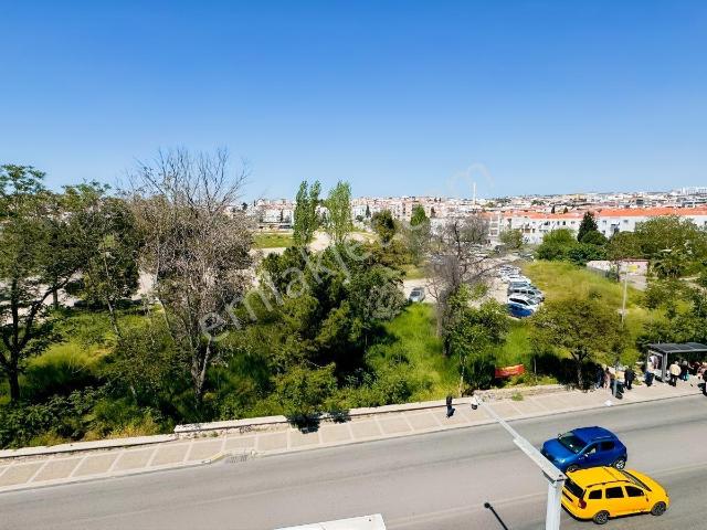 Buca Menderes Caddesi Yıkılan Cezaevi Karşısında Kiralık 3+1
