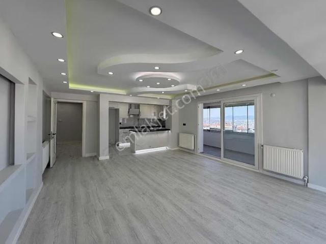 Buca Cumhuriyet Mahallesinde Komple Yenilenmiş 135 M² 3+1