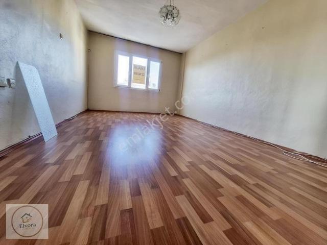 Buca Cumhuriyet Mahallesi'nde 2+1 Kiralık Daire