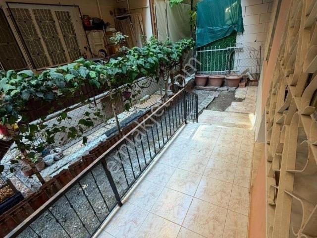 Buca Fırat Mahallesinde 1+1 70 M2 Kapalı Mutfak Bahçeli Kiralık Daire