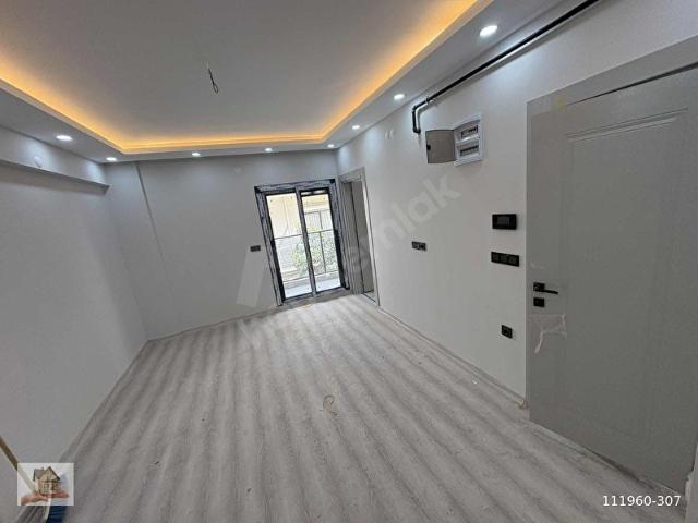 BUCA İŞÇİ EVLERİ UÇAN YOL YAKINI ASANSÖRLÜBALKONLU 1+1 DAİRE