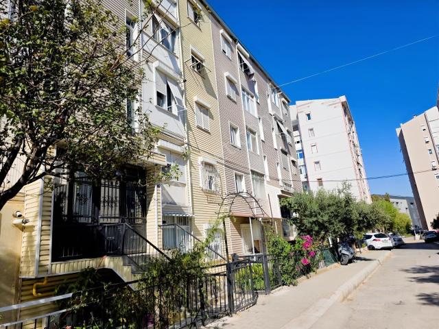 Buca Karanfil Mah De Bakımlı Ara Kat Balkonlu 2+1 Kiralık Daire