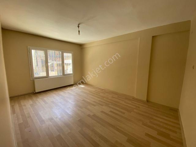 Buca Uçanyol Kavşak Yanı Çamlık Mah.de 2+1 90m2 Dgazlı Y.giriş Ayrı Mutfak Kiralık Daire
