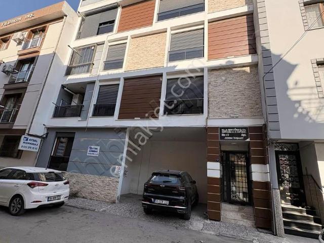 Buca Üçkuyular Pazaryeri Çevikbir Yakını
