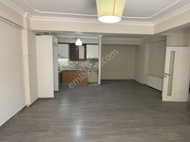 Buca Ufuk Mahallesinde Geniş Bahçeli Tadilatlı 2+1 Satılık Daire