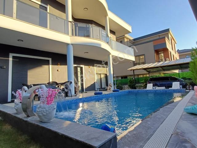 Buca'da Doğayla İç İçe Özel Havuzlu Satılık 4+1 Lüks Villa