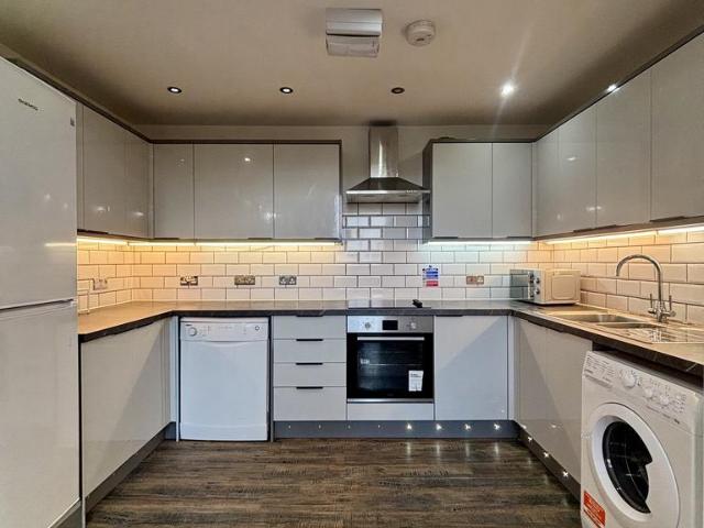 Buccleuch Street, Glasgow G3 4 bed ground floor maisonette to rent £2,800 pcm £646 pw