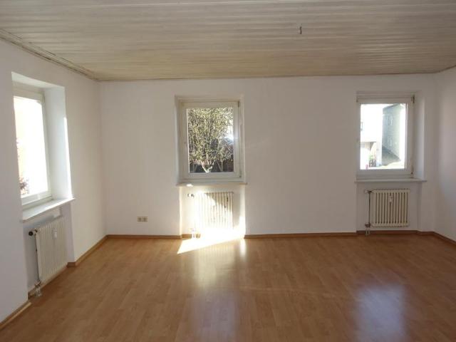 Buchbach: geräumige zentral gelegene 3 Zimmer Wohnung, 1. OG, ohne Balkon, ohne EBK, ohne Stellplatz