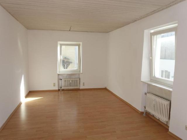 Buchbach: geräumige zentral gelegene 3 Zimmer Wohnung, 1. OG, ohne Balkon, ohne EBK, ohne Stellplatz