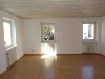Buchbach: geräumige zentral gelegene 3 Zimmer Wohnung, 1. OG, ohne Balkon, ohne EBK, ohne Stellplatz