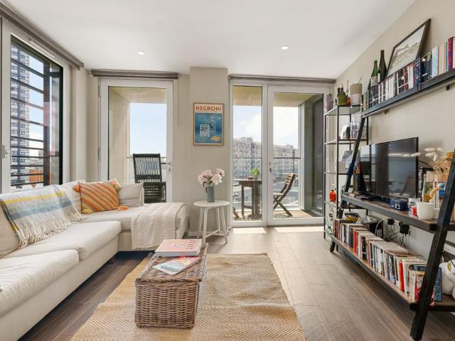 Buckhold Road, London, SW18 2 bed apartment to rent £2,750 pcm £635 pw