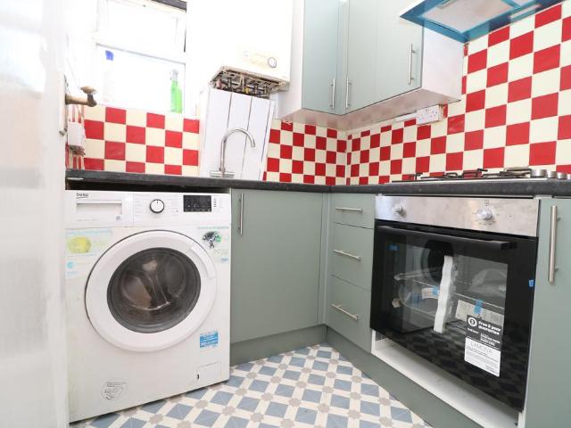 Buckhold Road, London SW18 2 bed flat to rent £2,250 pcm £519 pw