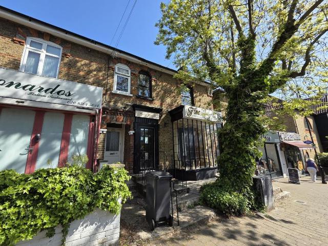 Buckhurst Hill IG9, 3 bed flat to rent, £2,400 pcm | PrimeLocation