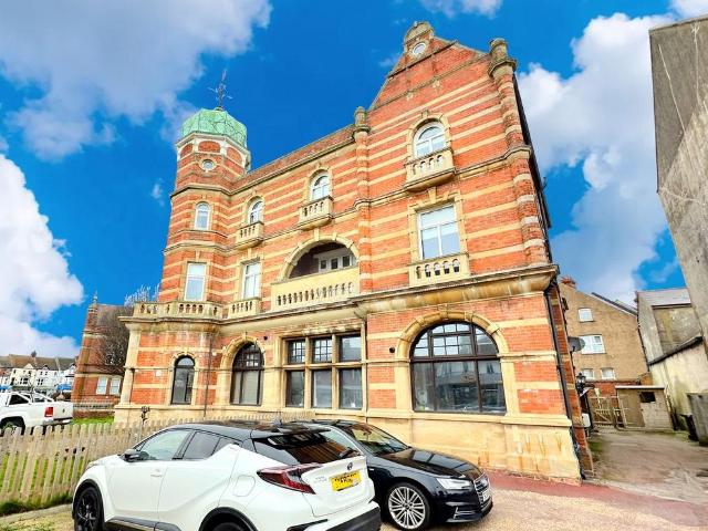 Buckhurst Road, Bexhill on Sea, TN40 2 bed apartment to rent £1,050 pcm £242 pw