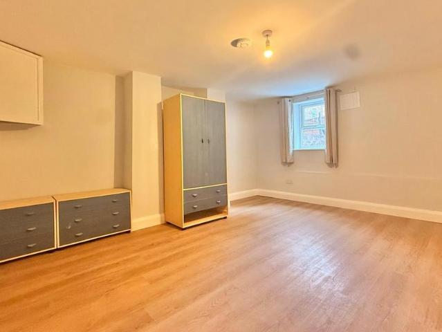 Buckhurst Road, Manchester 2 bed apartment to rent £900 pcm £208 pw
