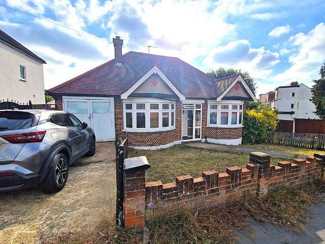 Buckhurst Way, Buckhurst Hill, Essex. 2 bed detached bungalow to rent £1,950 pcm £450 pw