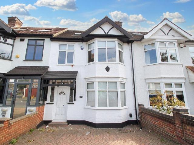Buckhurst Way, Buckhurst Hill, IG9 4 bed terraced house to rent £2,750 pcm £635 pw
