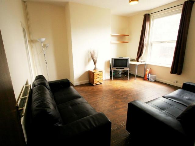 Buckingham Mount, Hyde Park, Leeds, West Yorkshire LS6, 6 bed terraced house to rent, £3,432 pcm | PrimeLocation