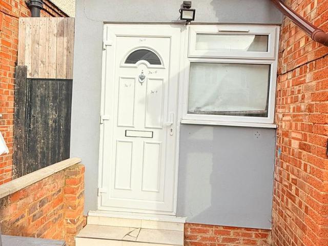 Buckingham Avenue, Feltham TW14 Studio to rent £1,125 pcm £260 pw