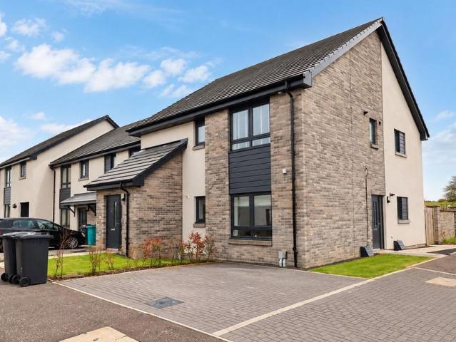 Buckingham Avenue, Harthill, ML7 2 bed flat to rent £825 pcm £190 pw