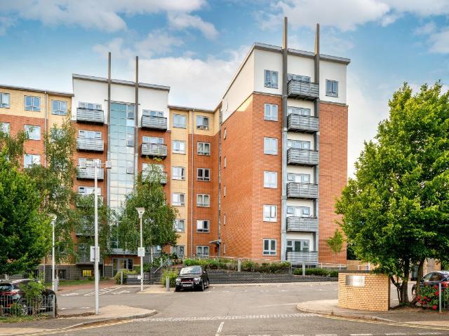 Buckingham Avenue, Slough SL1, 2 bed flat to rent, £1,500 pcm | PrimeLocation