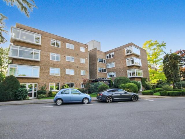 Buckingham Close, Guildford 2 bed flat to rent £2,150 pcm £496 pw