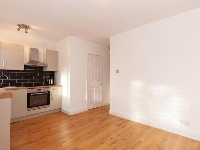 Buckingham Crescent, Bicester 2 bed flat to rent £1,150 pcm £265 pw