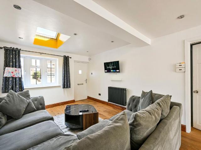 Buckingham Drive, Luton, Bedfordshire LU2, 3 bed detached house to rent, £1,950 pcm | PrimeLocation